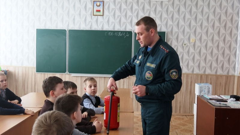 Миорским школьникам спасатели рассказали о безопасности